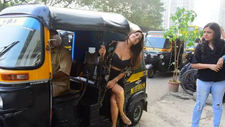 ઓટો રિક્ષામાં સવારી કરતી વખતે શ્રિયાના ચહેરા પર એક અલગ જ પ્રકારની ખુશી જોવા મળી રહી છે, જેના પરથી સ્પષ્ટપણે અનુમાન લગાવી શકાય છે કે શ્રિયાએ આ ક્ષણને ઘણી એન્જોય કરી છે.