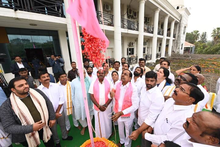 బీఆర్ఎస్ జెండాను ఆవిష్కరించిన సీఎం కేసీఆర్