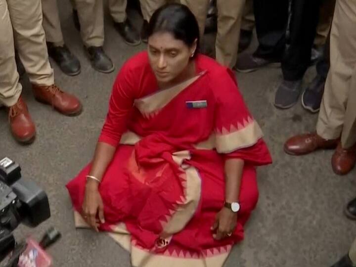 Jagan Mohan Reddy Sister YSRTP Chief YS Sharmila did Hunger Strike Against Telangana CM KCR ANN Telangana: आंध्र प्रदेश के CM जगन रेड्डी की बहन बीच सड़क धरने पर बैठीं, KCR सरकार पर लगाए ये आरोप