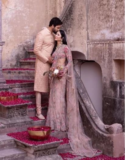 ਬਾਲੀਵੁੱਡ ਦਾ ਇਹ ਪਿਆਰਾ ਜੋੜਾ ਅੱਜ ਆਪਣੇ ਵਿਆਹ ਦੀ ਪਹਿਲੀ ਵਰ੍ਹੇਗੰਢ ਮਨਾ ਰਿਹੈ। ਅਸੀਂ ਗੱਲ ਕਰ ਰਹੇ ਹਾਂ ਕੈਟਰੀਨਾ ਕੈਫ ਅਤੇ ਵਿੱਕੀ ਕੌਸ਼ਲ ਦੀ। ਪਿਛਲੇ ਸਾਲ 2021 ਚ 9 ਦਸੰਬਰ ਨੂੰ ਦੋਵੇਂ ਵਿਆਹ ਦੇ ਬੰਧਨ ਚ ਬੱਝ ਗਏ ਸਨ।