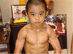 जापान का मिनी ब्रूस ली, एक कुंग फू किक में उड़ा दिया मां को, करता है टू फिंगर प्रेस अप्स