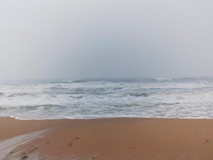 Cyclone Mandous: நெருங்கும் மாண்டஸ்... மகாபலிபுரம் அருகே கரையைக் கடக்கும் புயல்... கொந்தளிக்கும் கடல்: ஆக்ரோஷ புகைப்படங்கள்