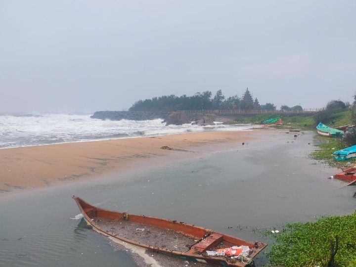 Cyclone Mandous: நெருங்கும் மாண்டஸ்... மகாபலிபுரம் அருகே கரையைக் கடக்கும் புயல்... கொந்தளிக்கும் கடல்: ஆக்ரோஷ புகைப்படங்கள்