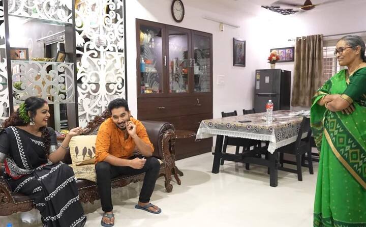 ప్రేమి విశ్వనాథ్ అనే కంటే వంటలక్క అంటేనే అందరికీ తెలిసేంతగా ఫేమస్ అయిపోయారు.  Image Credit: Manjula Nirupam Fan Page/ Instagram