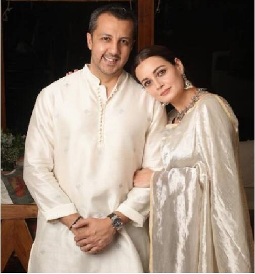 दीया ने अपनी पर्सनल लाइफ को हमेशा सीक्रेट रखा है. साल 2014 में उन्होंने अपने लॉन्गटाइम बिजनेस पार्टनर साहिल संघा से शादी की थी. हालांकि, साल 2019 में दोनों अलग हो गए और इसके बाद फरवरी 2021 में मिर्जा ने वैभव रेखी से शादी कर ली। उसी साल उन्होंने अपने पहले बच्चे को भी जन्म दिया.