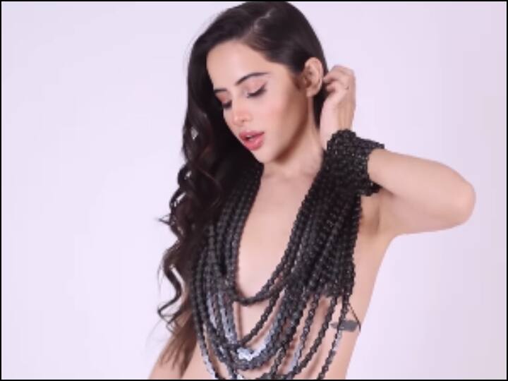 urfi javed bicycle chain outfit is so shocking for people netizens react angry comments Urfi Javed ने अब साइकिल की चेन से बना डाली ऐसी रिवीलिंग ड्रेस...वीडियो देख भड़क उठे लोग