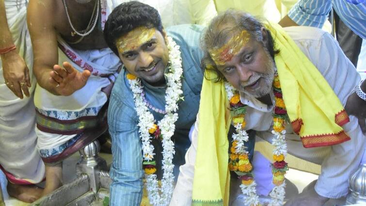 Projapati: dev and mithun chakraborty worshiped at kashi viswanath temple, know in details Projapati: বেনারস এবং কাশী বিশ্বনাথ মন্দিরের ভিতরে শ্যুটিং প্রজাপতির গানের, ঝলক দেখালেন দেব