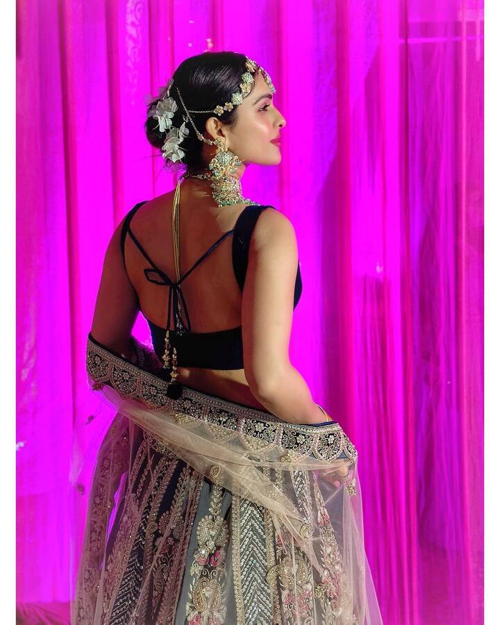 નેહા મલિક માત્ર પોતાના સેક્સી બોડી ફ્લોન્ટ કરવા માટે જ નથી જાણીતી પરંતુ તેના ચાહકો તેની ફિટનેસના પણ દિવાના છે. નેહા મલિક (Neha Malik) આજકાલ પોતાના કામથી બ્રેક લઈને વેકેશન પણ એન્જોય કરે છે.