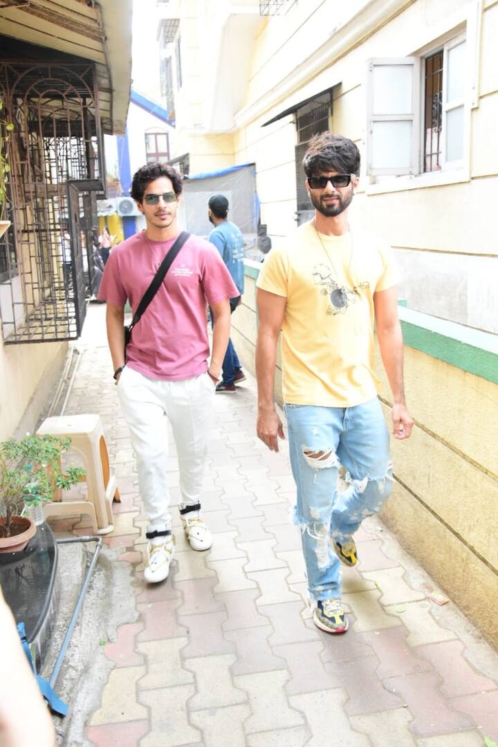 हाल ही में ईशान और शाहिद मुंबई में एक कैफे के बाहर स्पॉट हुए है. इस दौरान दोनों ने पैपराजी को चलते हुए पोज भी दिए.