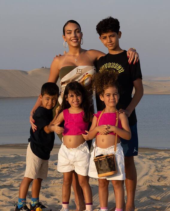FIFA WC 2022: क्रिस्टियानो रोनाल्डो की गर्लफ्रेंड Georgina Rodriguez ने कराया बोल्ड फोटोशूट FIFA WC 2022: क्रिस्टियानो रोनाल्डो की गर्लफ्रेंड Georgina Rodriguez ने कराया बोल्ड फोटोशूट