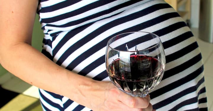 ਜੇਕਰ ਕੋਈ ਗਰਭਵਤੀ ਔਰਤ ਇਸ ਸ਼ਰਾਬ ਦਾ ਸੇਵਨ ਕਰਦੀ ਹੈ ਤਾਂ ਇਸ ਦੇ ਗੰਭੀਰ ਨਤੀਜੇ ਸਾਹਮਣੇ ਆ ਸਕਦੇ ਹਨ। ਗਰਭਵਤੀ ਔਰਤਾਂ ਨੂੰ ਖਾਸ ਧਿਆਨ ਦੇਣ ਦੀ ਲੋੜ ਹੁੰਦੀ ਹੈ।