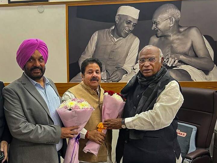 हिमाचल प्रदेश में जीत के बाद कांग्रेस के कार्यसमिति सदस्य राजीव शुक्ला ने पार्टी अध्यक्ष मल्लिकाअर्जुन खरगे को बधाई देते हुए.