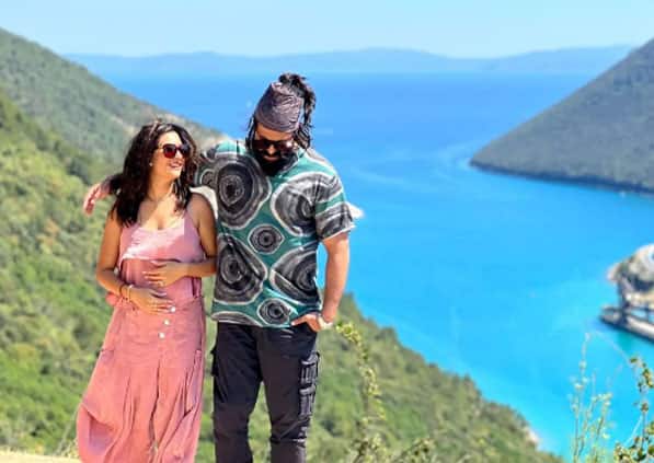 कन्नड़ एक्टर यश (Yash) ने फिल्म 'केजीएफ' (KGF) से पैन इंडिया पहचान हासिल की, वो एक शानदार एक्टर के साथ कम्पलीट फैमिली मैन भी हैं. आज 9 दिसंबर को वो अपनी शादी की सालगिरह मना रहे हैं.