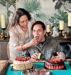 Dharmendra Birthday: अपने हाथों से खिलाया पति को केक, हेमा मालिनी ने बेटी के साथ ऐसे सेलिब्रेट किया धर्मेंद्र का बर्थडे