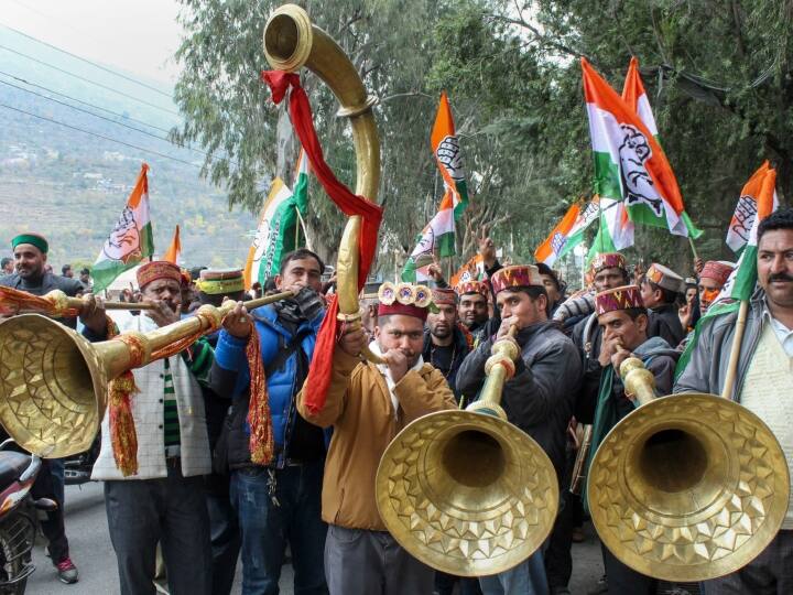 कांग्रेस के समर्थकों ने बैंड-बाजों के साथ जीत का जश्न मनाया. कांग्रेस ने 68 सीटों में से 40 सीटों पर जीत हासिल की.