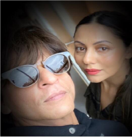 आपको जानकर हैरानी होगी कि बॉलीवुड के 'किंग खान' शाहरुख खान को भी अपने करियर में ऐसे दौर का सामना करना पड़ा था. स्ट्रगल के दौरान जब वह पैसा नहीं कमा रहे थे, तब उनकी पत्नी गौरी ने परिवार के भरण-पोषण की जिम्मेदारी ली थी. एसआरके ने एक बार करण जौहर को बताया था कि उनकी पत्नी गौरी खान कोरोना के दौरान उनके घर में कमाने वाली एकमात्र सदस्य थीं.