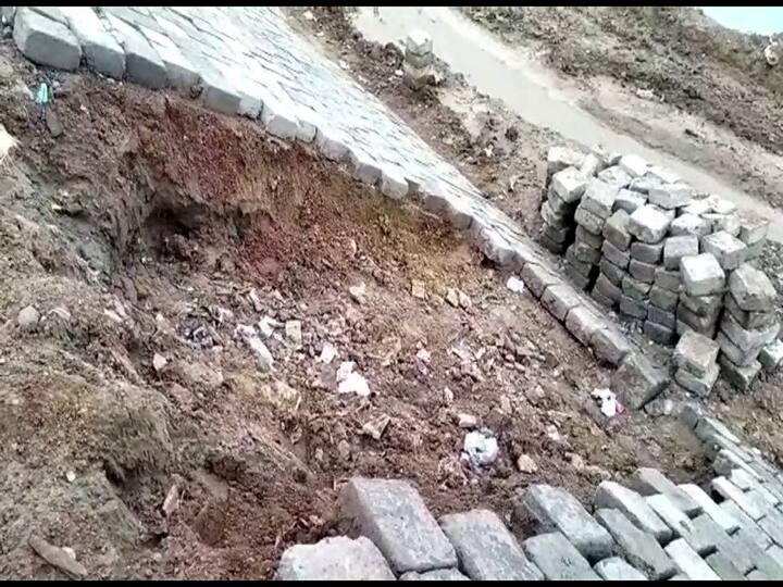 thiruvarur district mannargudi rukmani pond stone damaged TNN மன்னார்குடியில் ருக்மணி குளத்தில்  கற்கள் சரிந்து விழுந்த காட்சி வைரலாகிறது