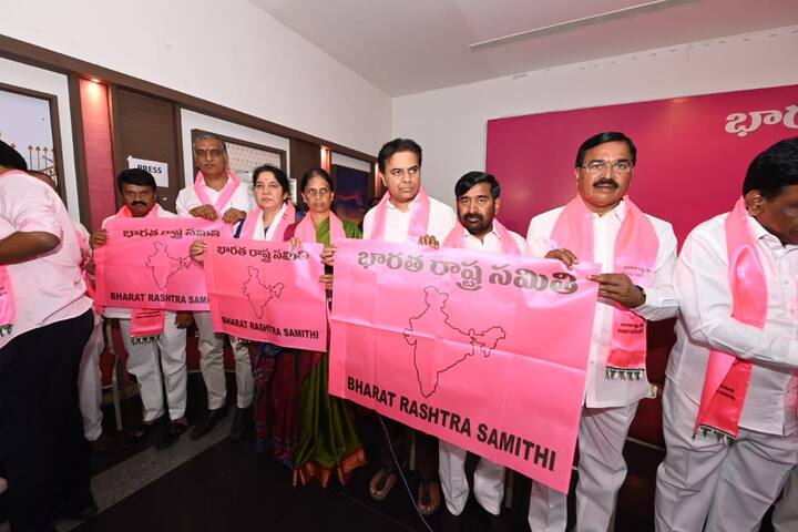 బీఆర్ఎస్ జెండాతో మంత్రులు