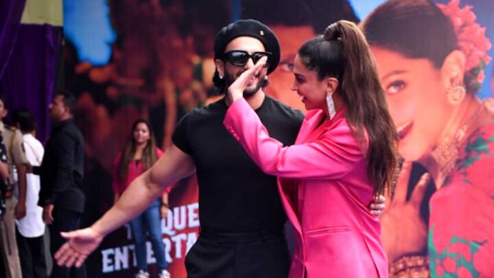 তবে সংবাদমাধ্যমের সামনে মুখ খুলে একাধিকবার নিজেদের সম্পর্কের ভাল দিকের কথাই বলেছেন রণবীর। আর বৃহস্পতিবার  অনুষ্ঠানে এসে সংবাদমাধ্যমের ক্যামেরায় ধরা পড়ল দীপিকা রণবীরের সেই চেনা রসায়ন।