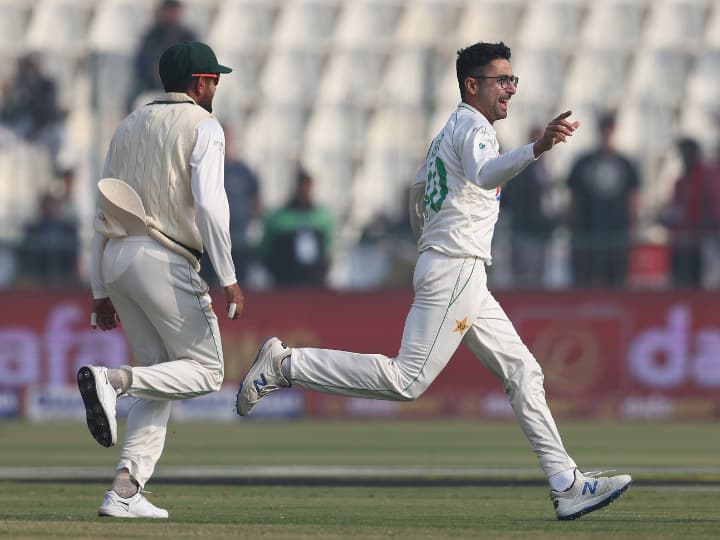 PAK vs ENG Test Pakistan Bowler Abrar Ahmed Record Five Wicket Haul on Debut Opening Session Multan Test Abrar Ahmed Record: डेब्यू टेस्ट की पहली पारी में पाकिस्तानी स्पिनर ने झटके सात विकेट, बनाया ये बड़ा रिकॉर्ड