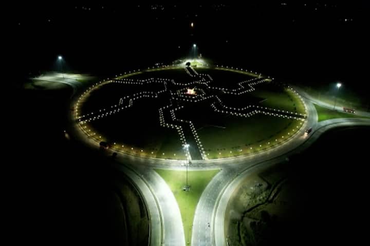 मात्र, रात्री विविध रंगांच्या लाईट्समुळे हा चौक खरोखरच अवाढव्य समृद्धी महामार्गाची प्रशस्त अशी रांगोळीच दिसते.