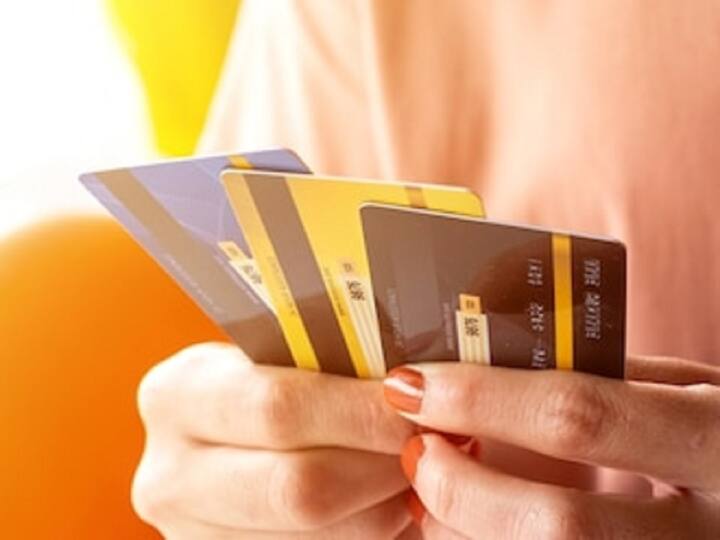 Credit Card Tips: क्रेडिट कार्डचा वापर सध्या मोठ्या प्रमाणावर होत आहे. अनेकांचा कल क्रेडिट कार्ड घेण्यावर आहे. तुम्ही पहिल्यांदा क्रेडिट कार्ड घेत असाल तर या टिप्स फॉलो करा...