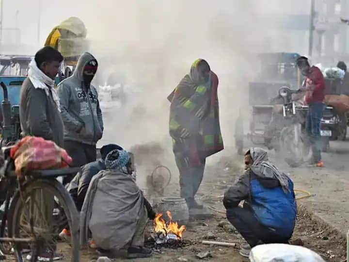 India Weather Forecast Cold Winter Season Rainfall in South India Snowfall in Himachal Jammu Kashmir Weather: पहाड़ों पर बर्फबारी से उत्तर भारत में पारा और गिरा, दक्षिण के कई राज्यों में जमकर बरसेंगे बादल- जानें देशभर के मौसम का हल