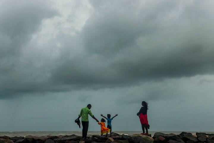 Cyclone Mandous: दक्षिण भारतामध्ये येणाऱ्या मंदोस चक्रीवादळाचा फटका शेजारी असणाऱ्या राज्यांना बसण्याची शक्यता आहे. कर्नाटक, केरळमधील हवामानात बदल झालाय. महाराष्ट्र, गुजरातमध्येही पावसाचा अंदाज वर्तवला आहे.