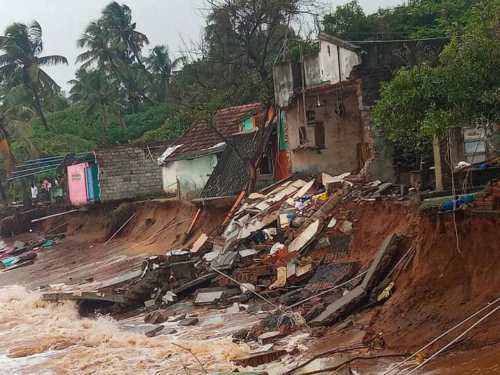 या दरम्यान वाऱ्याचा वेग 65 किमी प्रतितास ते 85 किमी प्रतितास राहण्याची शक्यता वर्तवण्यात आली आहे. समुद्र किनाऱ्यावरील जिल्ह्यामध्ये यावेळी मुसळधार पावसाचा अंदाज आहे