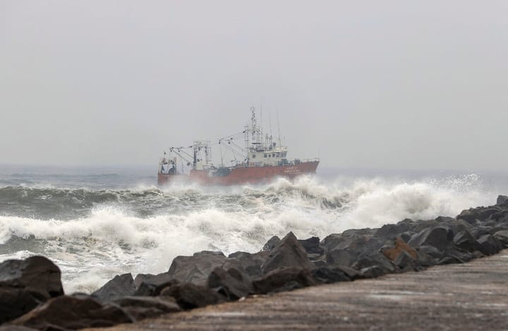 Cyclone Mandous: बंगाल की खाड़ी में उठा चक्रवाती तूफान मैंडूस अब दक्षिणी राज्यों की तरफ तेजी से बढ़ रहा है और तमिलनाडु तट पहुंच चुका है. कहीं तेज तो कहीं हल्की बारिश शुरू हो गई है. देखें तस्वीरें.