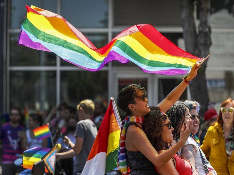 American parliament passes landmark bill protecting same orientation marriage know details Same Sex Marriage : தன்பாலீர்ப்பாளர்கள் திருமணத்திற்கு நாடாளுமன்றம் ஒப்புதல்...வரலாற்றை மாற்றி எழுதுகிறது அமெரிக்கா...