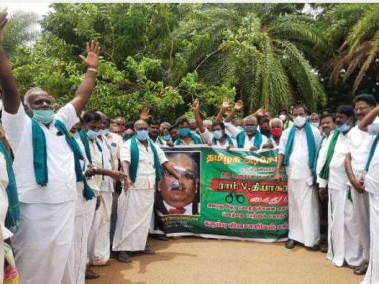 Thanjavur Farmers gave petition to Buffollo as a part of their protest TNN தஞ்சை: 8ம் நாள் போராட்டத்தில் எருமை மாட்டிடம் மனு அளித்த கரும்பு விவசாயிகள்