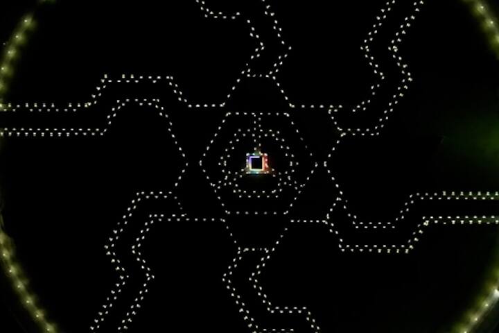 विशेष म्हणजे ह्या सर्व लाईट्स कोळसातून तयार केलेल्या विजेवर नसून झिरो माईल्स या चौकावर लावलेल्या सोलार ट्रीजमधून निर्माण होणाऱ्या सौरऊर्जेवर आहेत.