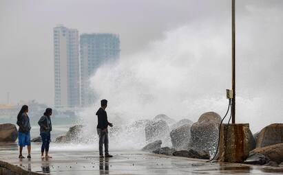 Cyclone Mandous: दक्षिण भारतामध्ये येणाऱ्या मंदोस चक्रीवादळाचा फटका शेजारी असणाऱ्या राज्यांना बसण्याची शक्यता आहे. कर्नाटक, केरळमधील हवामानात बदल झालाय. म