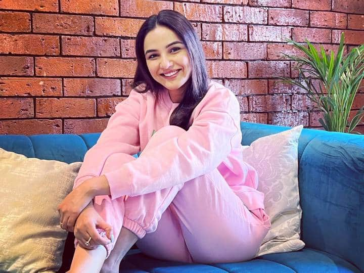 Jasmin Bhasin Pet Photos: टीवी एक्ट्रेस जैस्मिन भसीन ने सोशल मीडिया पर अपने फैंस के साथ शेयर किया है कि, उनकी फैमिली में एक क्यूट सा सदस्य आया है. एक्ट्रेस ने फोटोज भी शेयर की हैं.