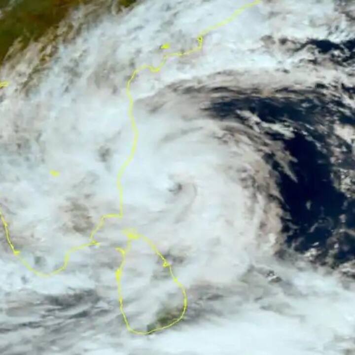 এদিকে ঘূর্ণিঝড়ের পাশাপাশি ভারী বৃষ্টিপাতের সতর্কতা জারি করা হয়েছে। গভীরতার মাপকাঠিতে এটিকে তীব্র ঘূর্ণিঝড়ের আওতায় রাখা হচ্ছে। যা চতুর্থ সর্বোচ্চ।