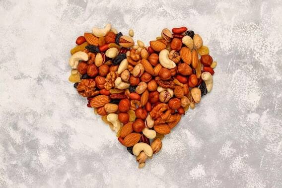 ડ્રાય ફ્રૂટ્સ ખાવાથી યાદશક્તિમાં સુધારો થાય છે, કારણ કે ડ્રાય ફ્રૂટ્સ મગજની કામગીરીને સ્વસ્થ રાખે છે અને કોષ પટલને ફ્રી રેડિકલ નુકસાનથી બચાવે છે. ન્યુરોડિજનરેટિવ રોગોને રોકવામાં મદદ કરે છે, આ સ્થિતિમાં તમે દરરોજ બદામ અને અખરોટ ખાઈ શકો છો, તે યાદશક્તિ વધારવામાં મદદ કરી શકે છે.