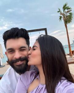 મૌની રોય વેકેશન માણવા પતિ સાથે દોહા પહોંચી, પતિ સૂરજને કિસ કરતી તસવીર શેર કરી