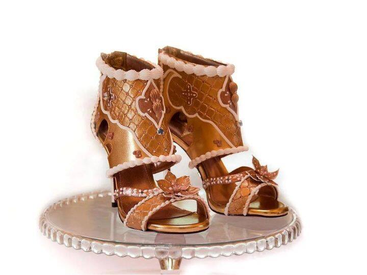 Debbie Wingham High Heels : इन्हे Debbie Wingham ने डिज़ाइन किया था. इन शूज़ (स्टिलेटोस) की क़ीमत 15.1 मिलियन डॉलर यानी लगभग 110 करोड़ रुपये है. ये स्टिलेटोस लेदर और 24 कैरट गोल्ड की लेयर से बने हुए होते हैं.