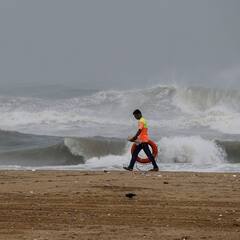 Cyclone Mandous : মান্দাস মোকাবিলায় জরুরি বৈঠক তামিলনাড়ুতে, উড়ান বাতিল; প্রয়োজন ছাড়া বাইরে বেরোনো নিষেধ !