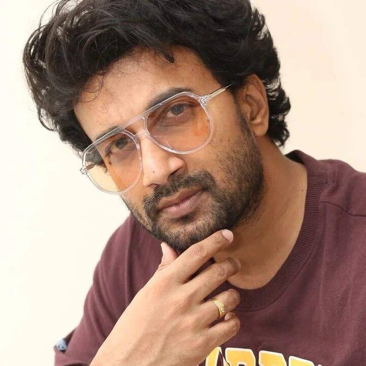 పాత ప్రేమ కథలను చెప్తూ ఈ సినిమా స్టోరీ ముందుకుసాగుతోంది.Photo Credit: Satyadev/Instagram