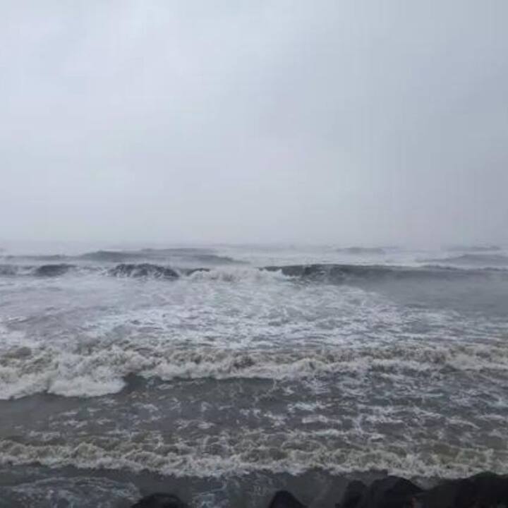 মান্দাসের প্রভাব পড়তে পারে প্রতিবেশী অন্ধ্রপ্রদেশেও। আবহাওয়া দফতরের তরফে বিবৃতিতে জানানো হয়েছে, পশ্চিম ও উত্তর-পশ্চিম দিকে এগিয়ে যাবে এই ঘূর্ণিঝড় । পরে উত্তর তামিলনাড়ু, পুদুচেরি এবং সংযোগ দক্ষিণ অন্ধ্রপ্রদেশে উপকূল বরাবর মধ্যরাতে অতিক্রম করবে।