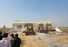 अलीगढ़ के टप्पल में चला यमुना अथॉरिटी का बुलडोजर, भू-माफिया से मुक्त कराई 200 करोड़ की जमीन