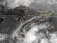 Cyclone Mandous: சென்னைக்கு 350 கி.மீ தொலைவில் மாண்டஸ் புயல்.. விடிய விடிய கொட்டித்தீர்த்த கனமழை.. தற்போதைய நிலவரம் என்ன?