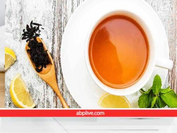 ज्यादा खाने के बाद पेट फूला हुआ लग रहा है? तो फिर हम आपके लिए झटपट और सरल जिंजर डिटॉक्स टी लेकर आए हैं, जिसे आप कुछ ही मिनटों में तैयार कर सकते हैं, वह भी बिना ज्यादा मेहनत किए.