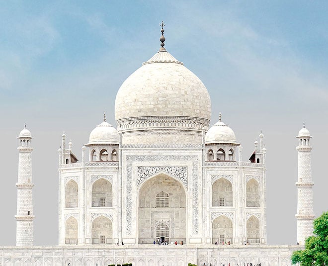 ताजमहल: ताजमहल भारत के आगरा शहर में स्थित एक मकबरा है जो मुगल साम्राज्य का बेहतरीन उदाहरण पेश करता है. इसे शाहजहां ने अपनी पत्नी मुमताज की याद में बनाया था. उन्हीं के नाम पर इसका नाम ताजमहल भी रखा गया. ताजमहल को बनाने में 15 साल से ज्यादा का समय लगा और 20,000 कारीगरों ने इसमें दिन रात मेहनत की. इसका दीदार करने के लिए आपको भारत के आगरा शहर आना होगा.