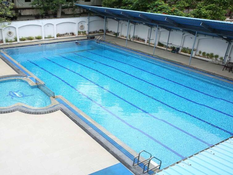 Andhra Pradesh Chlorine Leak in swimming pool more than 10 students admitted in hospital vijayawada Andhra Chlorine Leak : குளோரின் வாயு கசிவு...நீச்சல் பயிற்சியில் இருந்த 10க்கும் மேற்பட்ட மாணவர்களுக்கு மூச்சுத் திணறல்