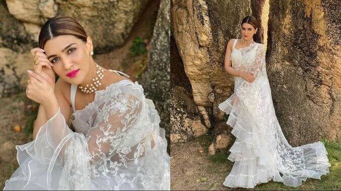 कीर्ति सेनन की ये सफेद नेट रफल साड़ी भी काफी एलिगेंट लुक दे सकती है. कृति ने इसे स्लीवलेस ब्लाउज के साथ मैच किया है वहीं गले में पर्ल नेकलेस पहनी है, आप भी किसी पार्टियां फंक्शन के लिए यह नेट की रफल साड़ी चुन सकती है.