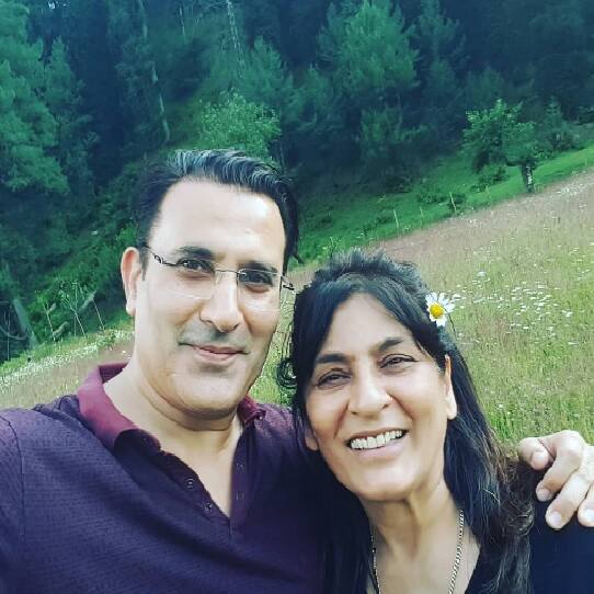 फिल्म 'कुछ कुछ होता है' से 'मिस ब्रिगेंजा' के रूप में जानी जाने वाली अर्चना पूरन सिंह और परमीत सेठी इंडस्ट्री का हिट कपल है. अर्चना फिल्म इंडस्ट्री में एक बड़ा नाम है. उनके पति परमीत इस समय इंडस्ट्री में इतने एक्टिव नहीं हैं और उन्हें बीवी की कमाई पर जिंदगी गुजारने का कोई मलाल नहीं है क्योंकि उनका मानना है कि वे दोनों समान हैं.