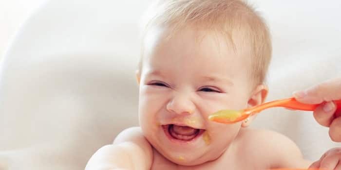 Can one-year-old babies eat chocolates, potatoes & eggs? Here's what mothers can feed their infants குழந்தைகளுக்கு சாக்லெட் கொடுக்கலாமா? : மருத்துவர்கள் பரிந்துரைப்பது என்ன?